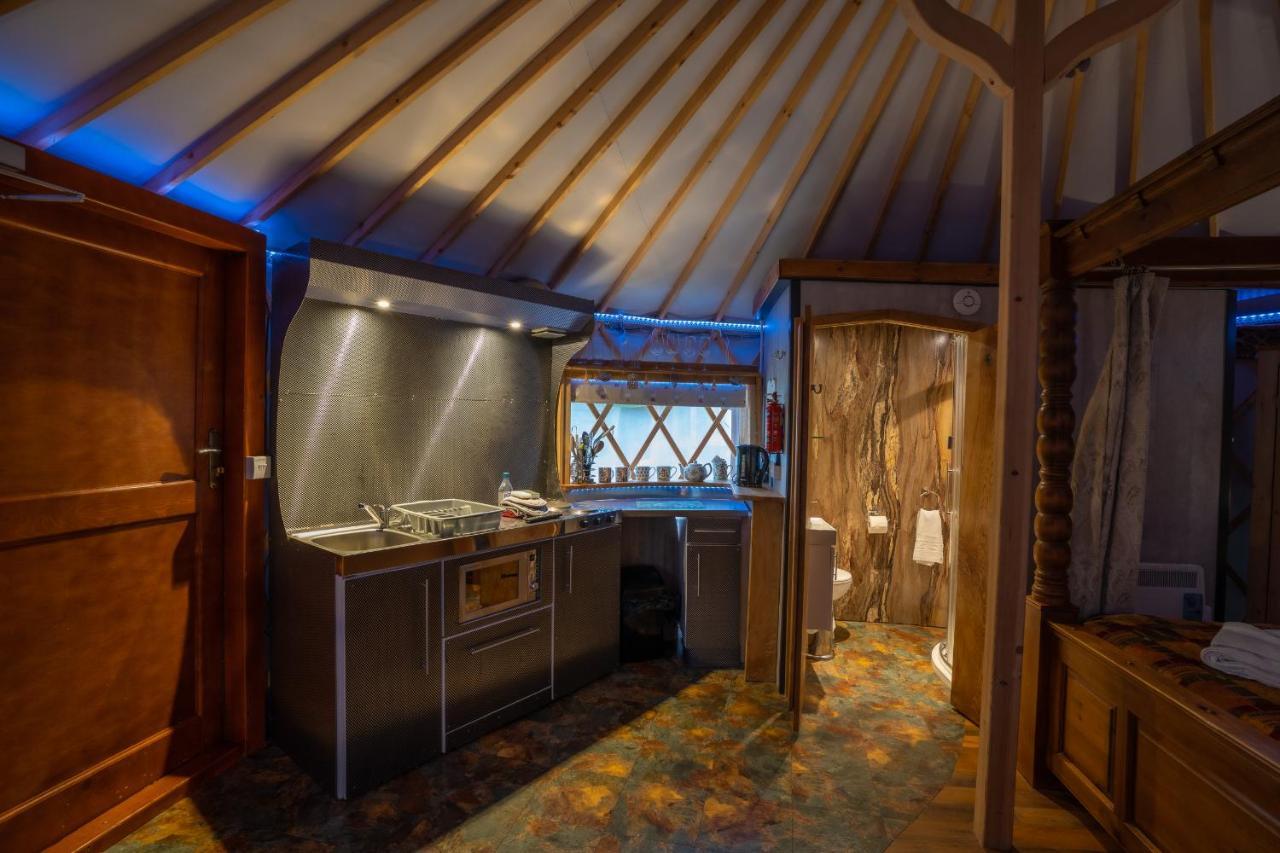 Wall Eden Farm - Luxury Log Cabins And Glamping Хайбридж Екстериор снимка